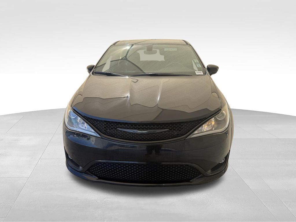 Used 2020 Brilliant Black Crystal Pearlcoat Chrysler Touring image 6