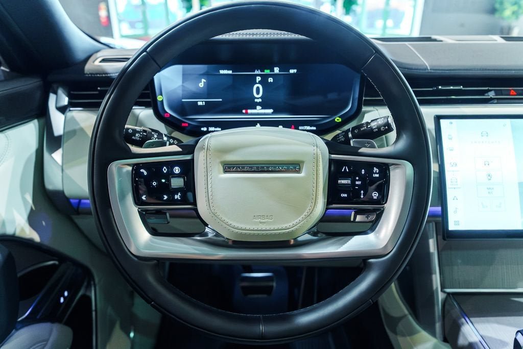 Used 2025 Fuji White Land Rover SE image 5