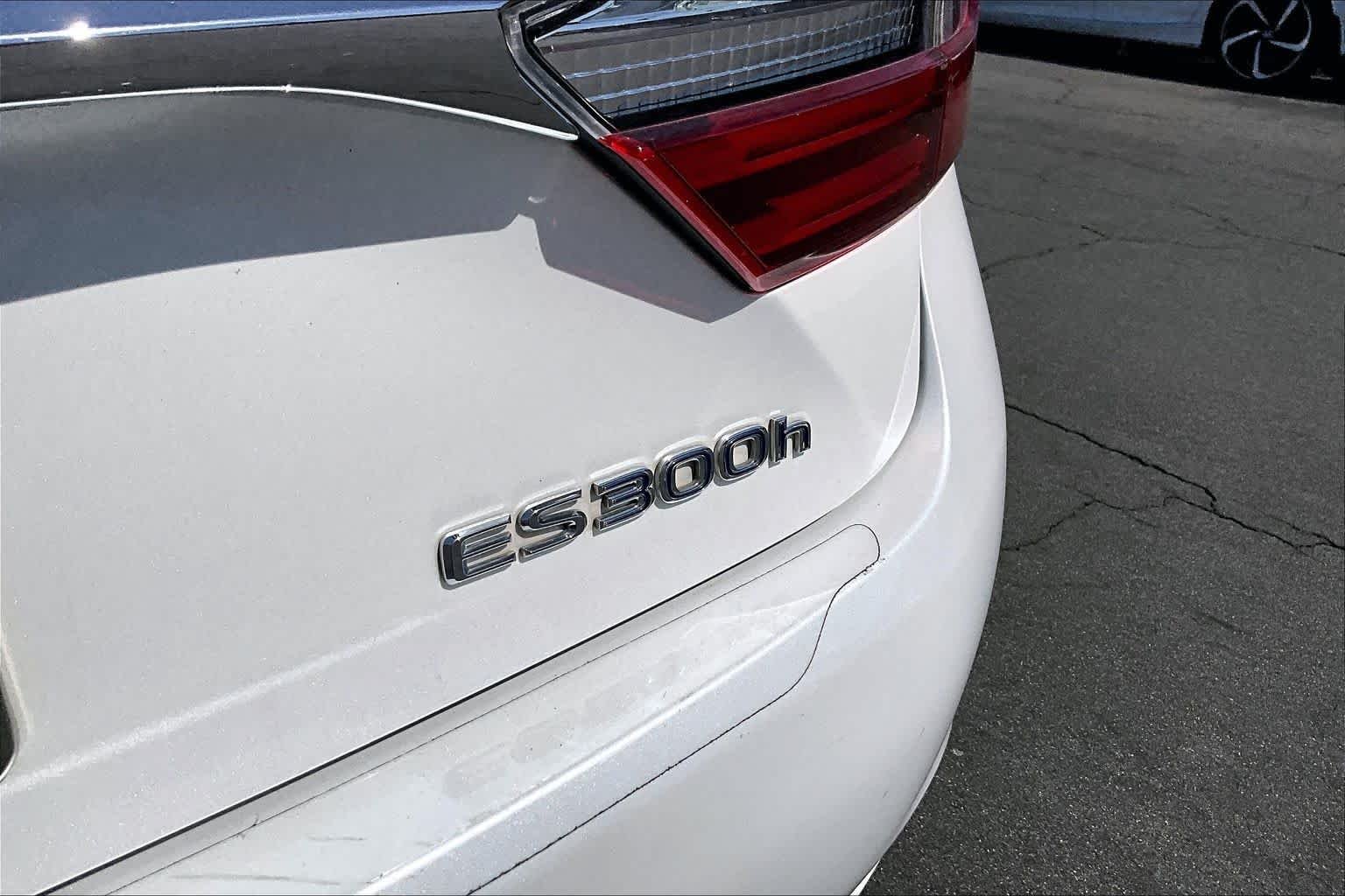 Used 2016 Eminent White Pearl Lexus Hybrid image 9