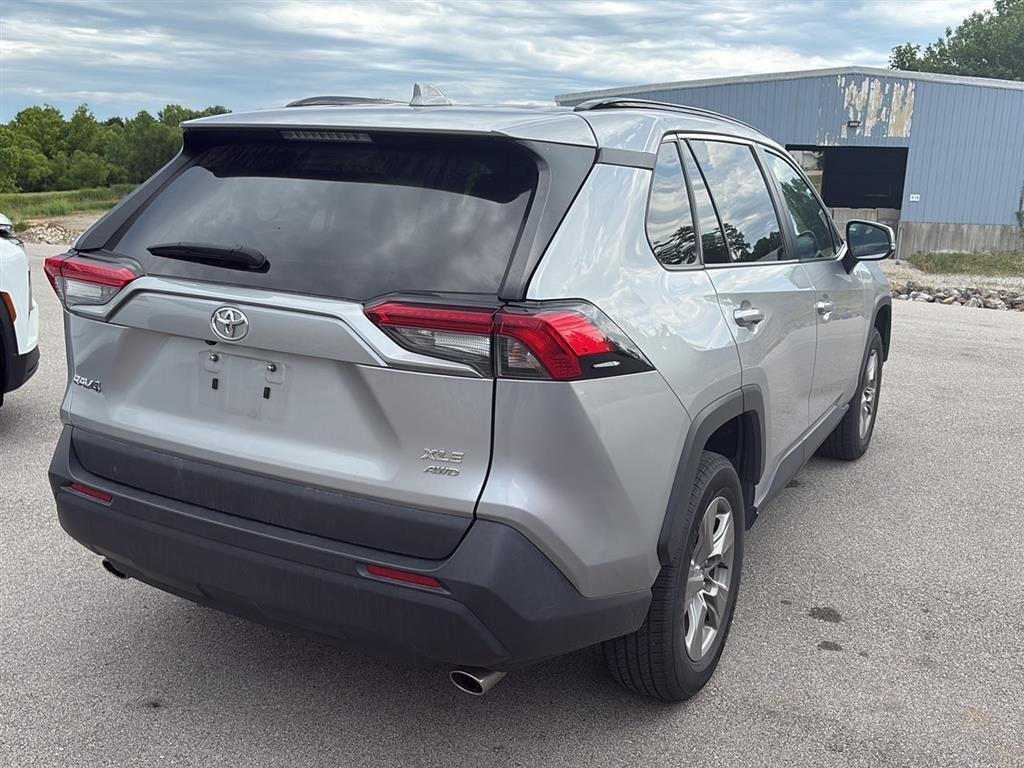 Used 2024 SILVER TOYOTA XLE AWD image 4