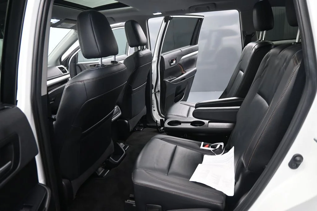 Used 2019 White Toyota XLE image 20