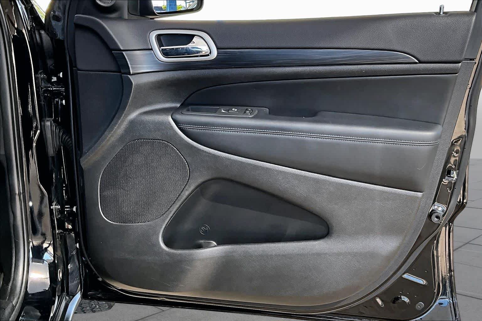 Used 2020 Diamond Black Crystal Pearlcoat Jeep North image 23