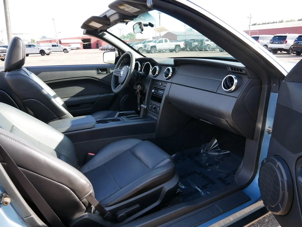 Used 2006  Ford V6 Premium image 9