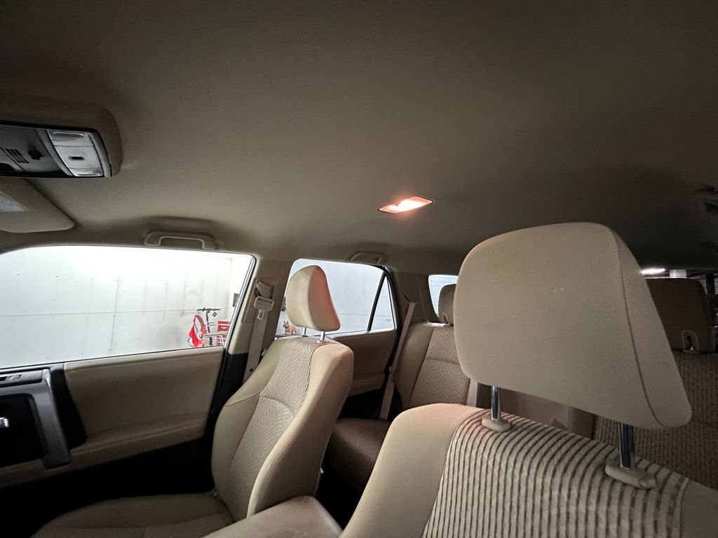 Used 2014 White Toyota SR5 image 25
