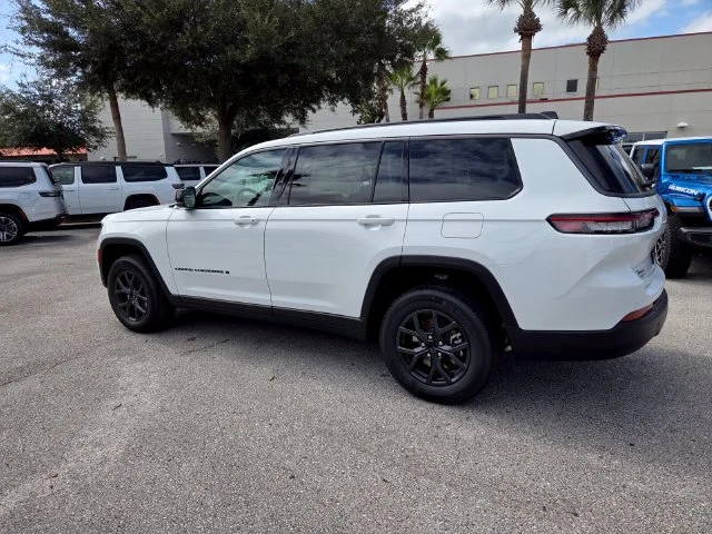 New 2027 Bright White Clear-Coat Paint Jeep Laredo Altitude image 10