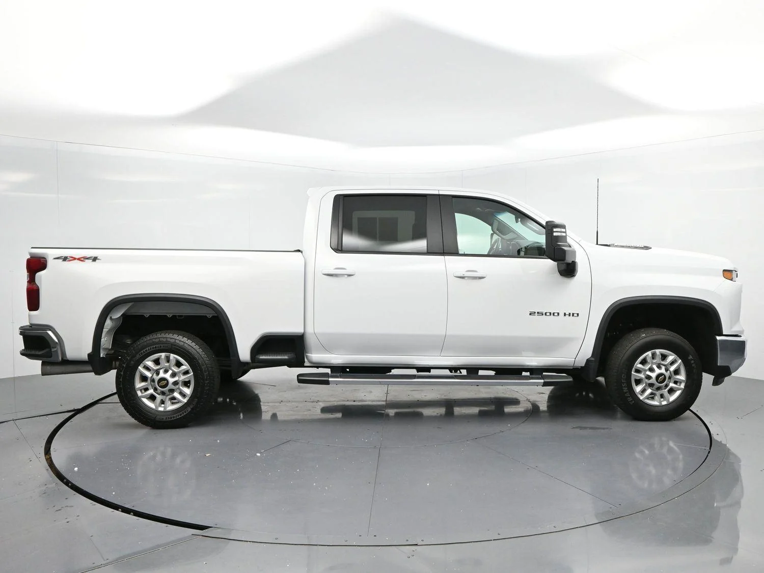 Used 2025 Summit White Chevrolet LT image 8