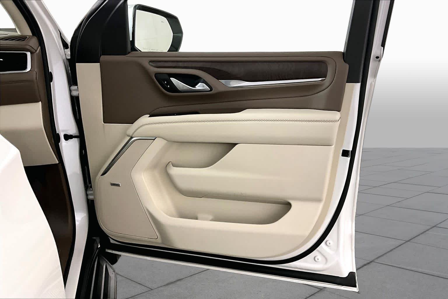 Used 2023 White Frost Tricoat GMC Denali image 21