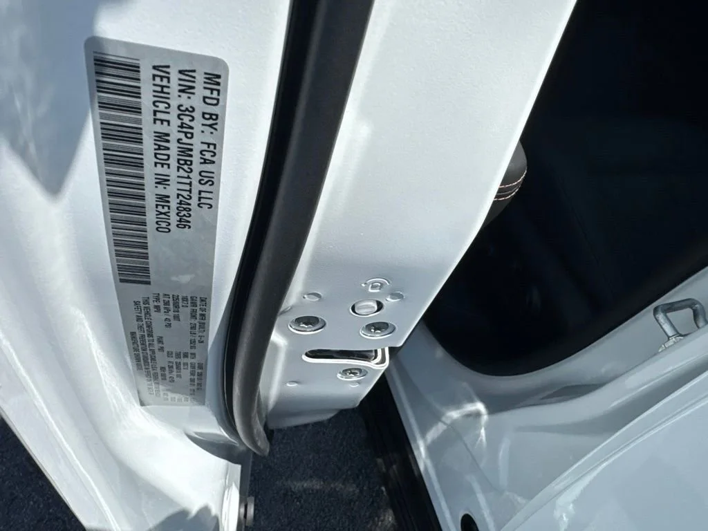 New 2026 Bright White Clear-Coat Exterior Paint Jeep Limited image 23