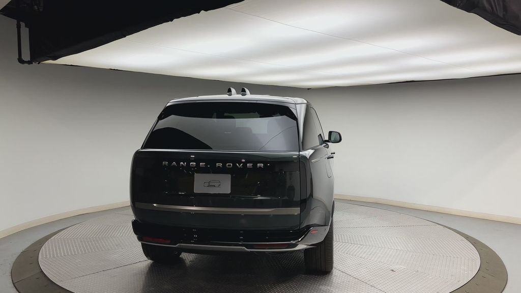 New 2026 Belgravia Green Metallic Land Rover SE image 3