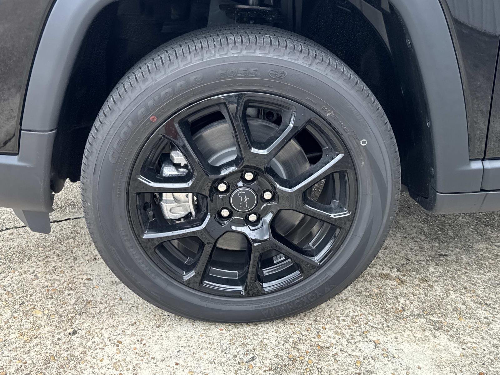 New 2026 Diamond Black Crystal Pearlcoat Jeep Latitude Altitude image 3