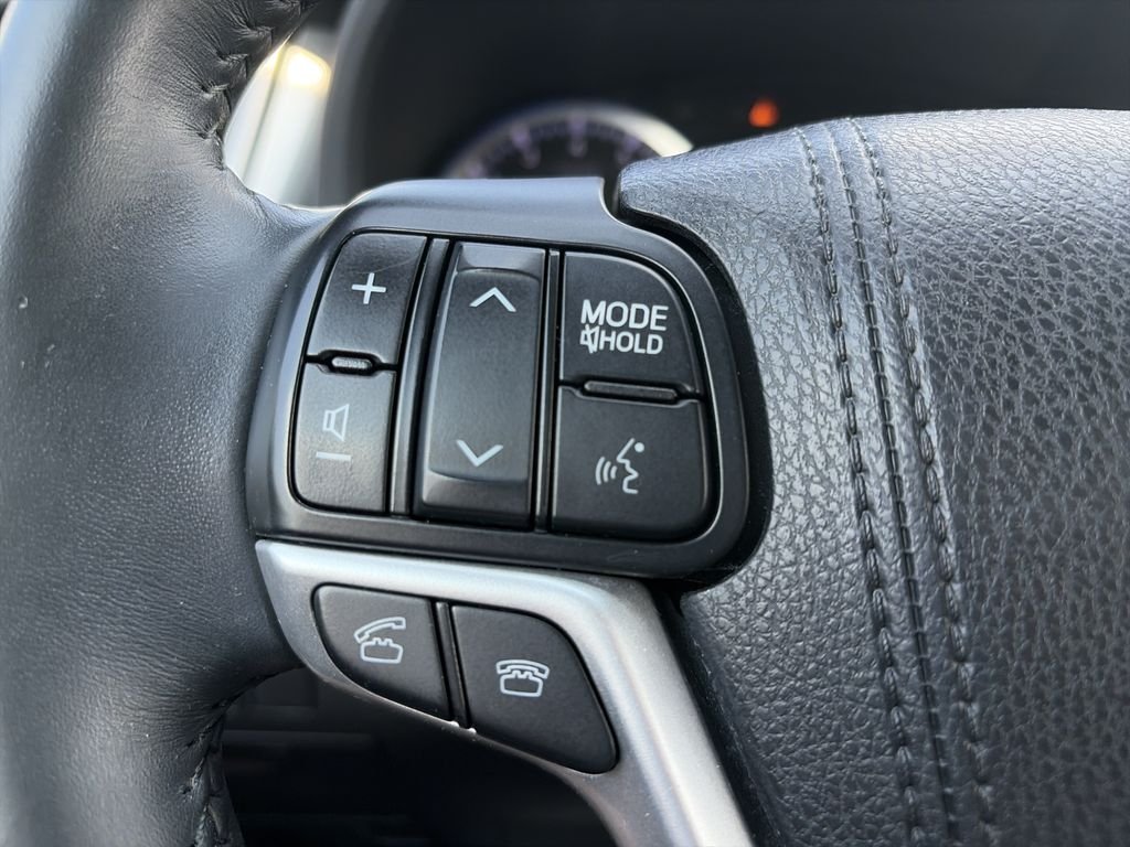 Used 2016 White Toyota XLE V6 image 20