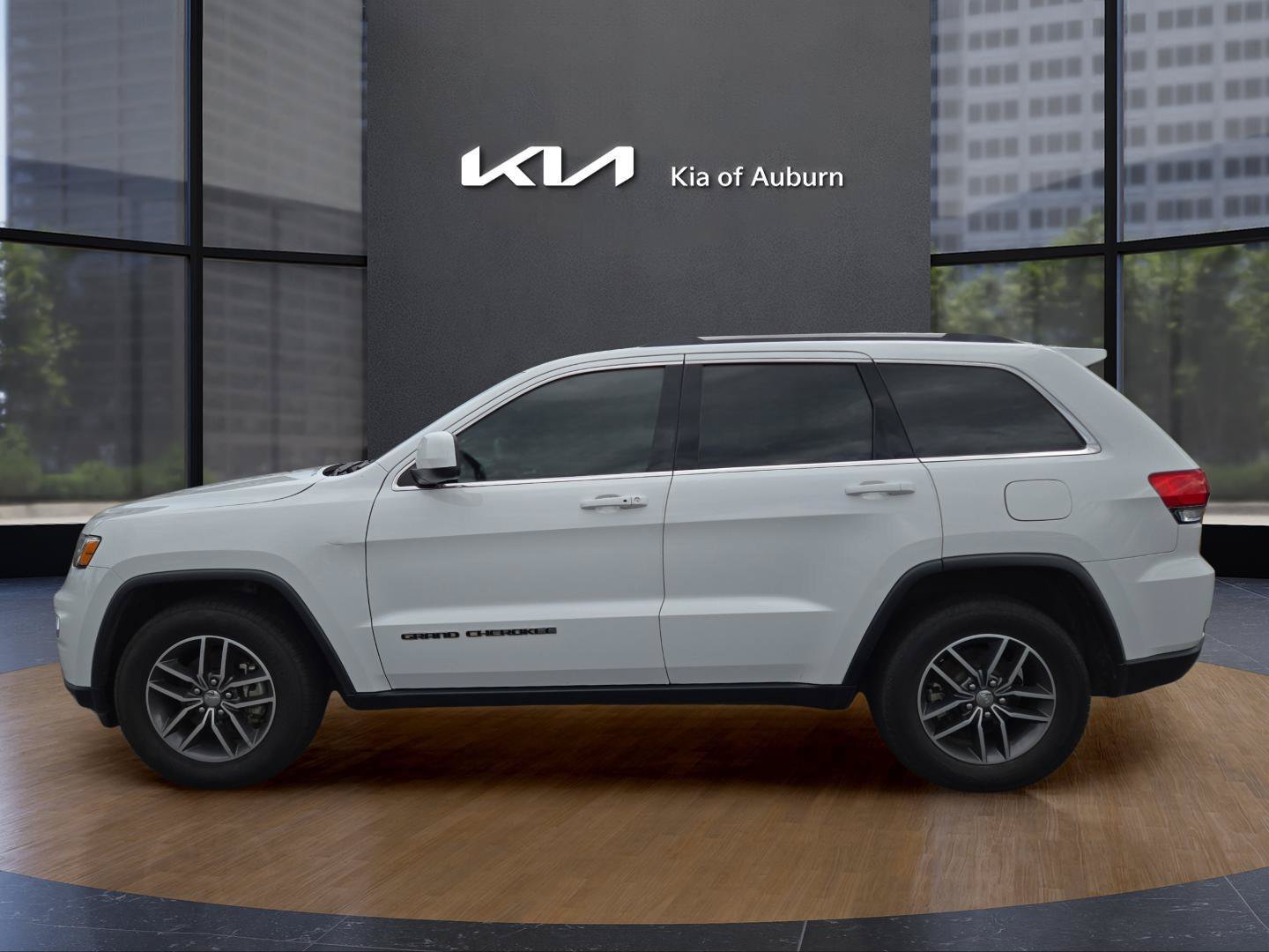 Used 2018 White Jeep Laredo E image 10