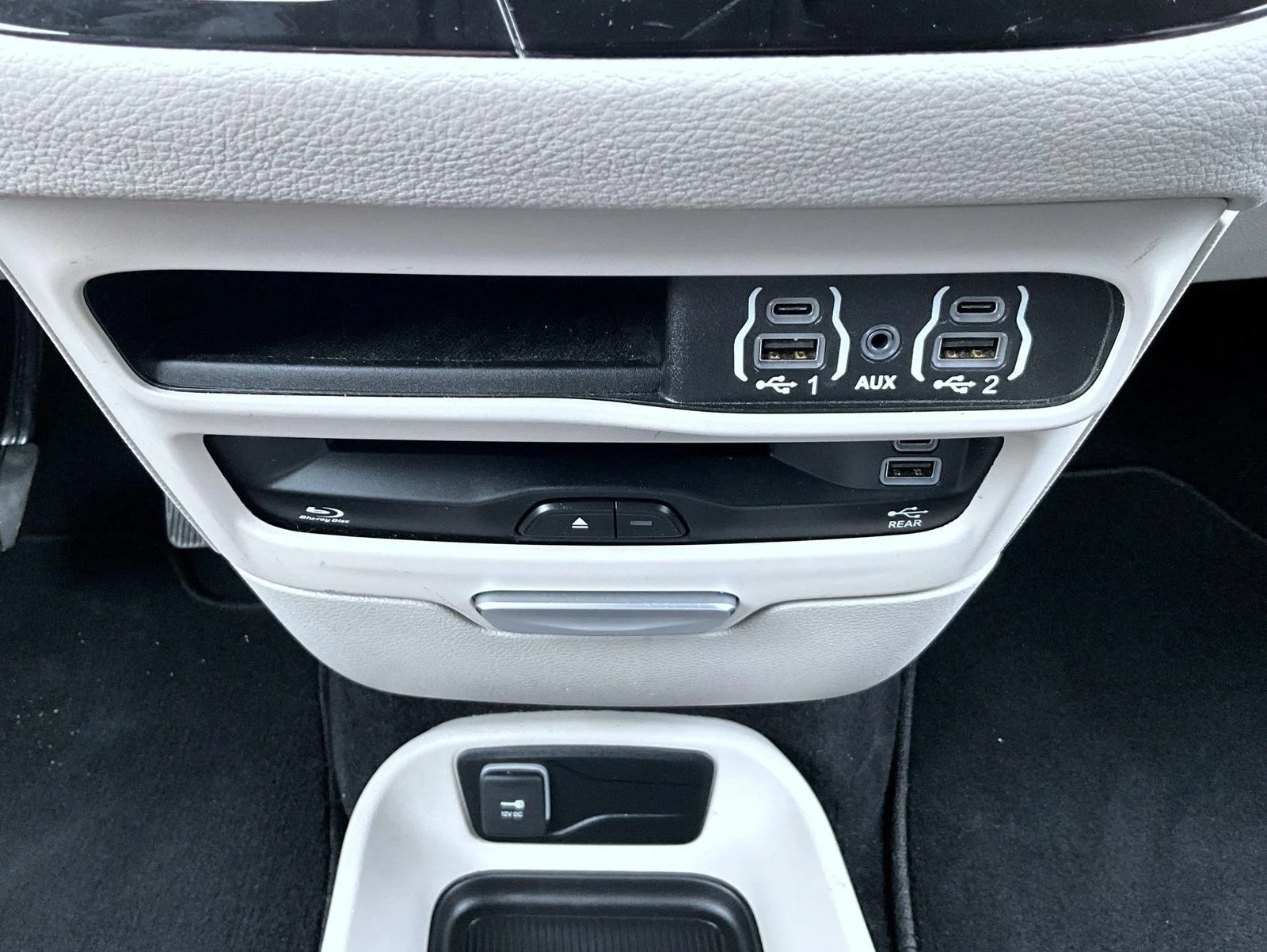 Used 2022 White Chrysler Touring L image 16