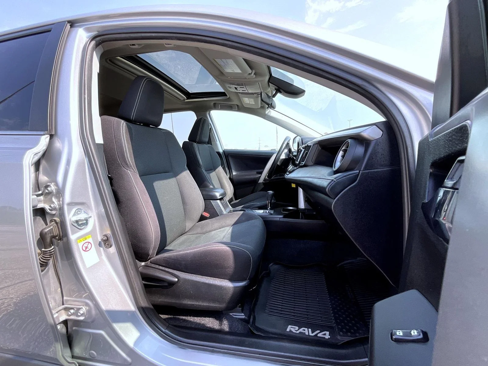 Used 2018 Silver Toyota XLE image 15
