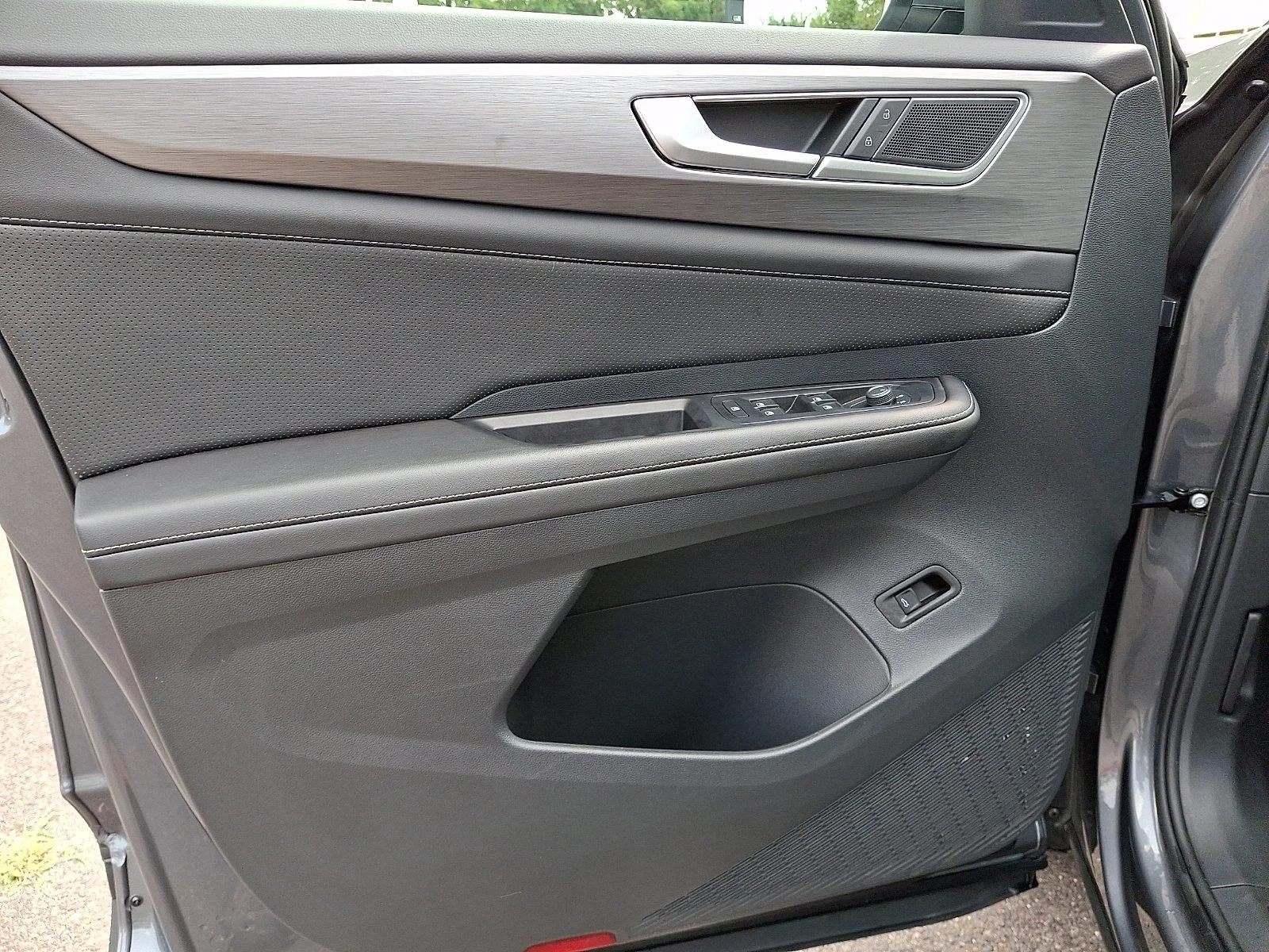 New 2025 Platinum Gray Metallic Volkswagen 2.0T SE w/Technology image 12