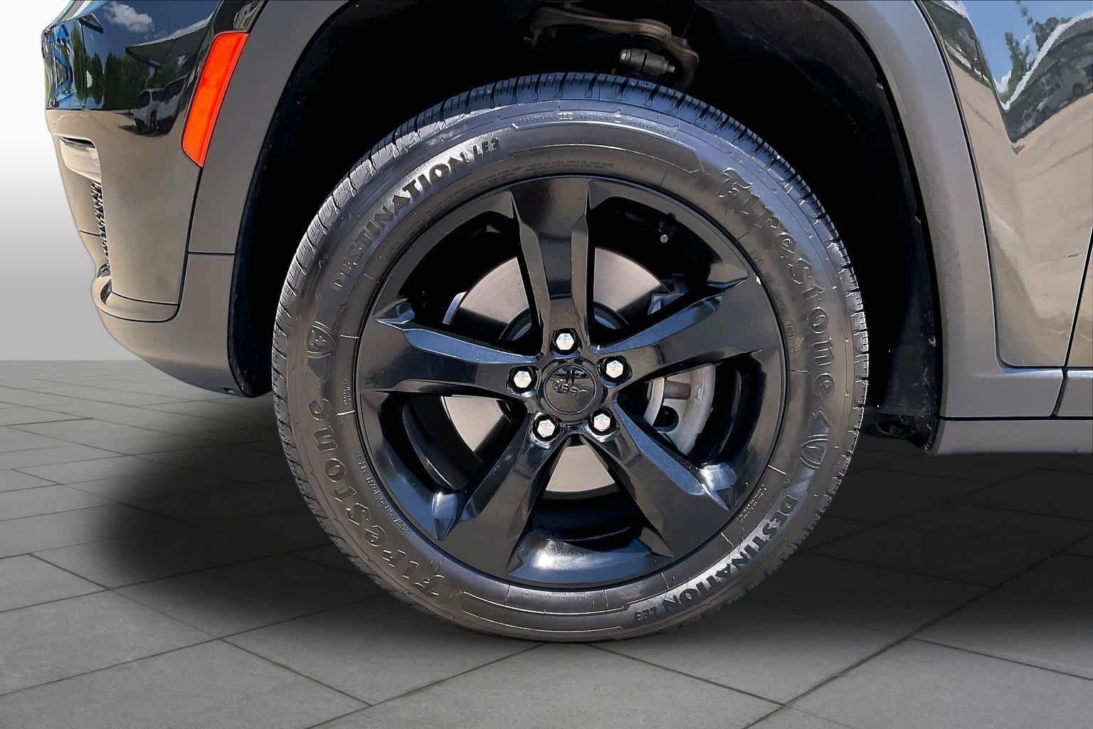 Used 2022 Rocky Mountain Pearlcoat Jeep Limited image 11