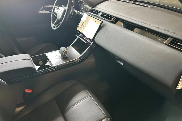 New 2026 Santorini Black Land Rover Dynamic SE image 14