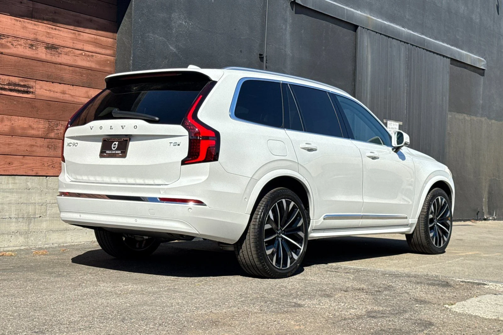 New 2026 Crystal White Volvo T8 Plus 7-Seater image 2