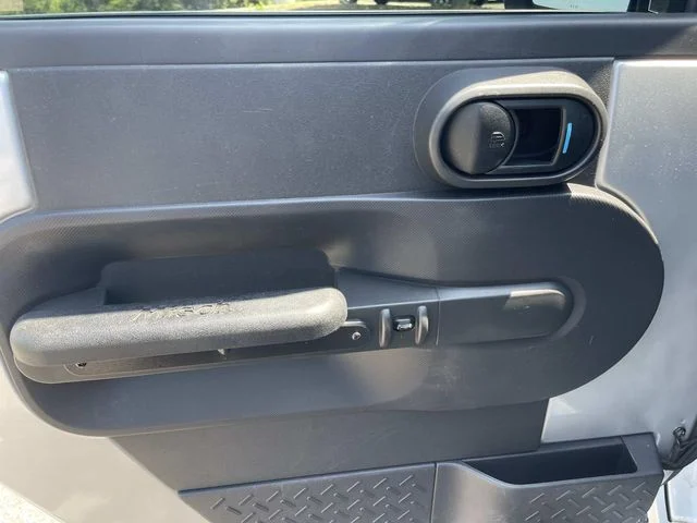 Used 2008 Silver Jeep X image 20