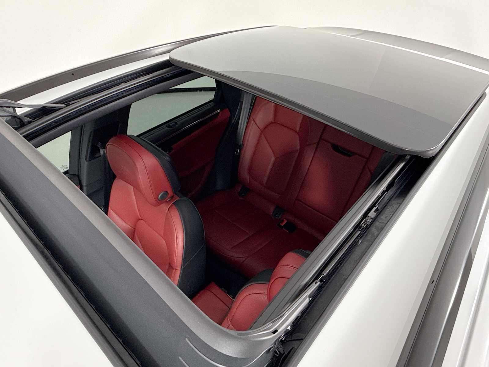 2026 Porsche Macan T - Photo 23