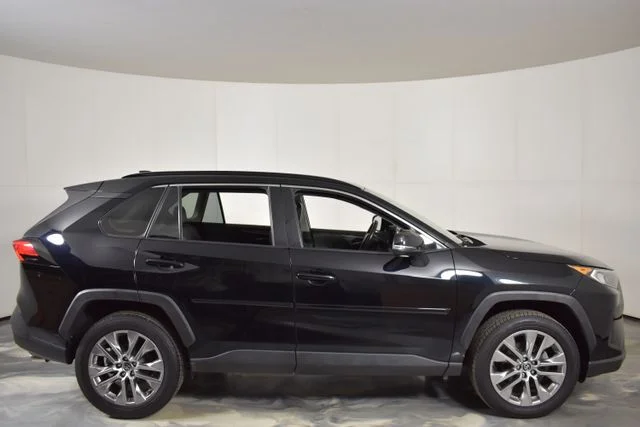 Used 2021 Black Toyota XLE Premium image 11