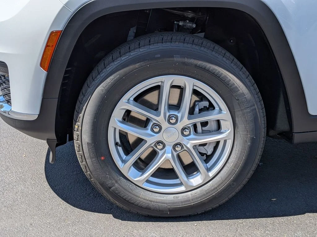 New 2026 Bright White Clear-Coat Exterior Paint Jeep Laredo image 9