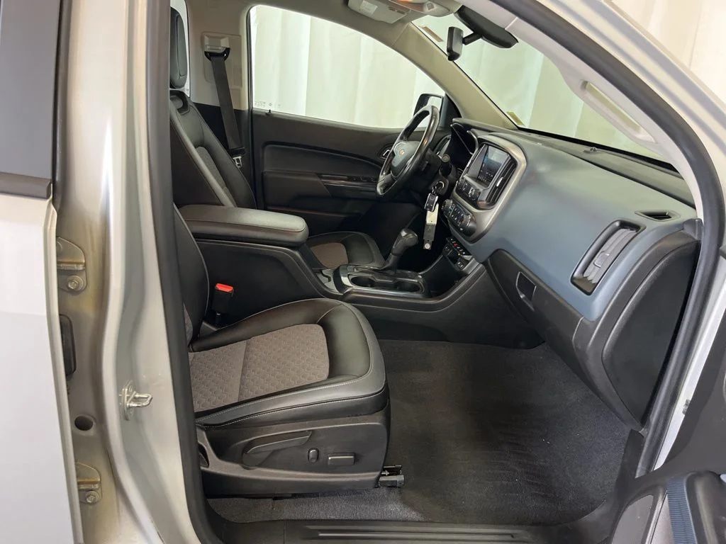 Used 2020 Silver Chevrolet Z71 image 18
