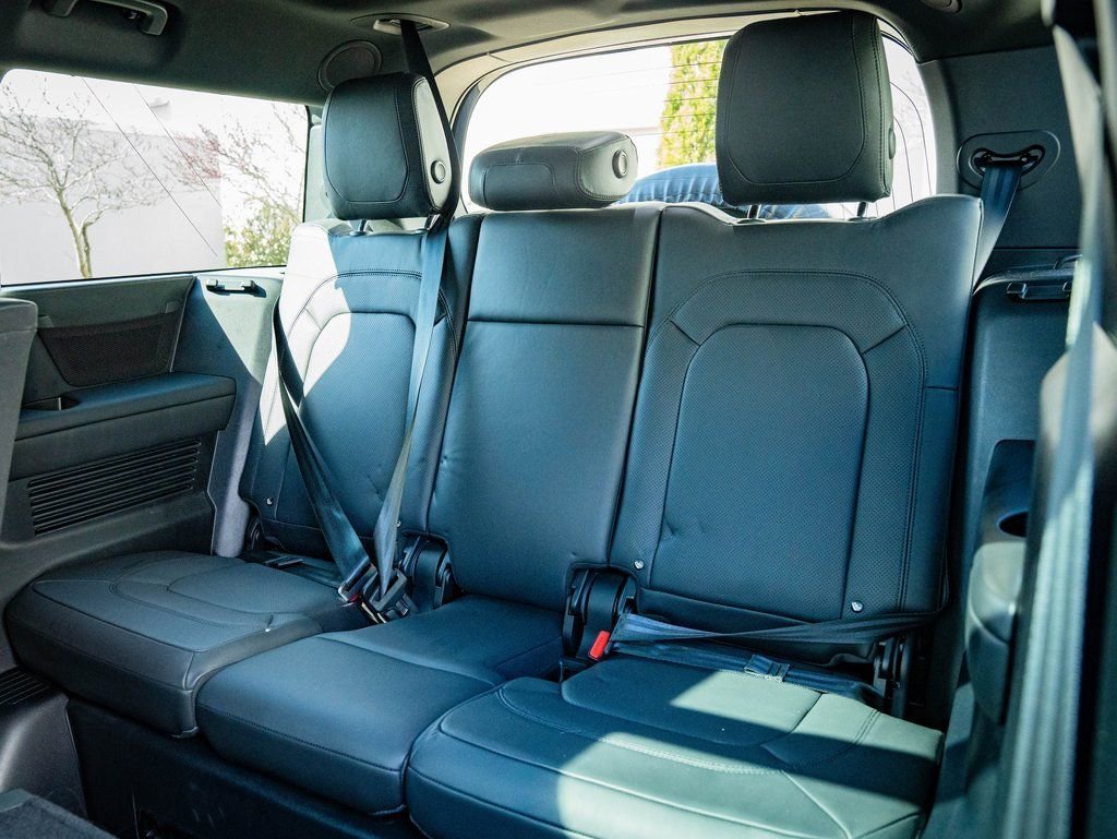 Used 2023 Black Land Rover X-Dynamic SE image 43