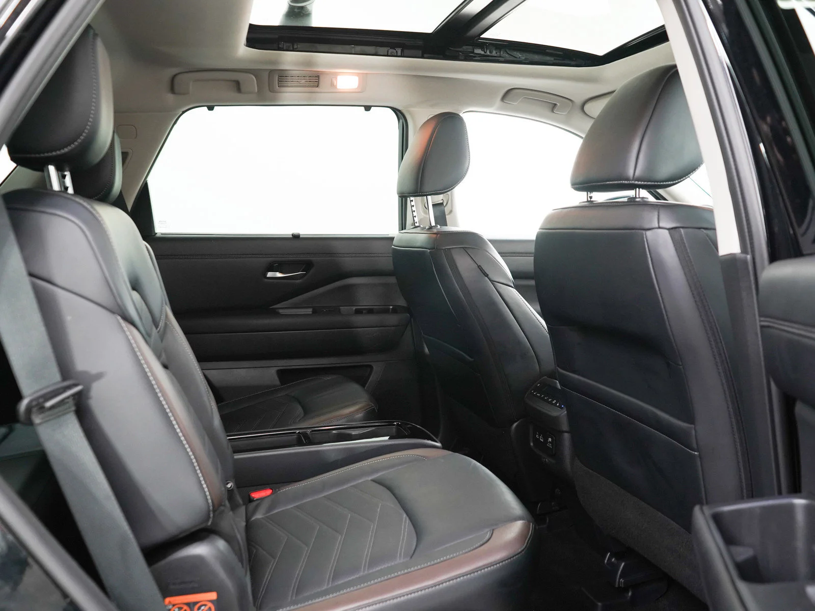 Used 2023 Super Black Nissan Platinum image 13