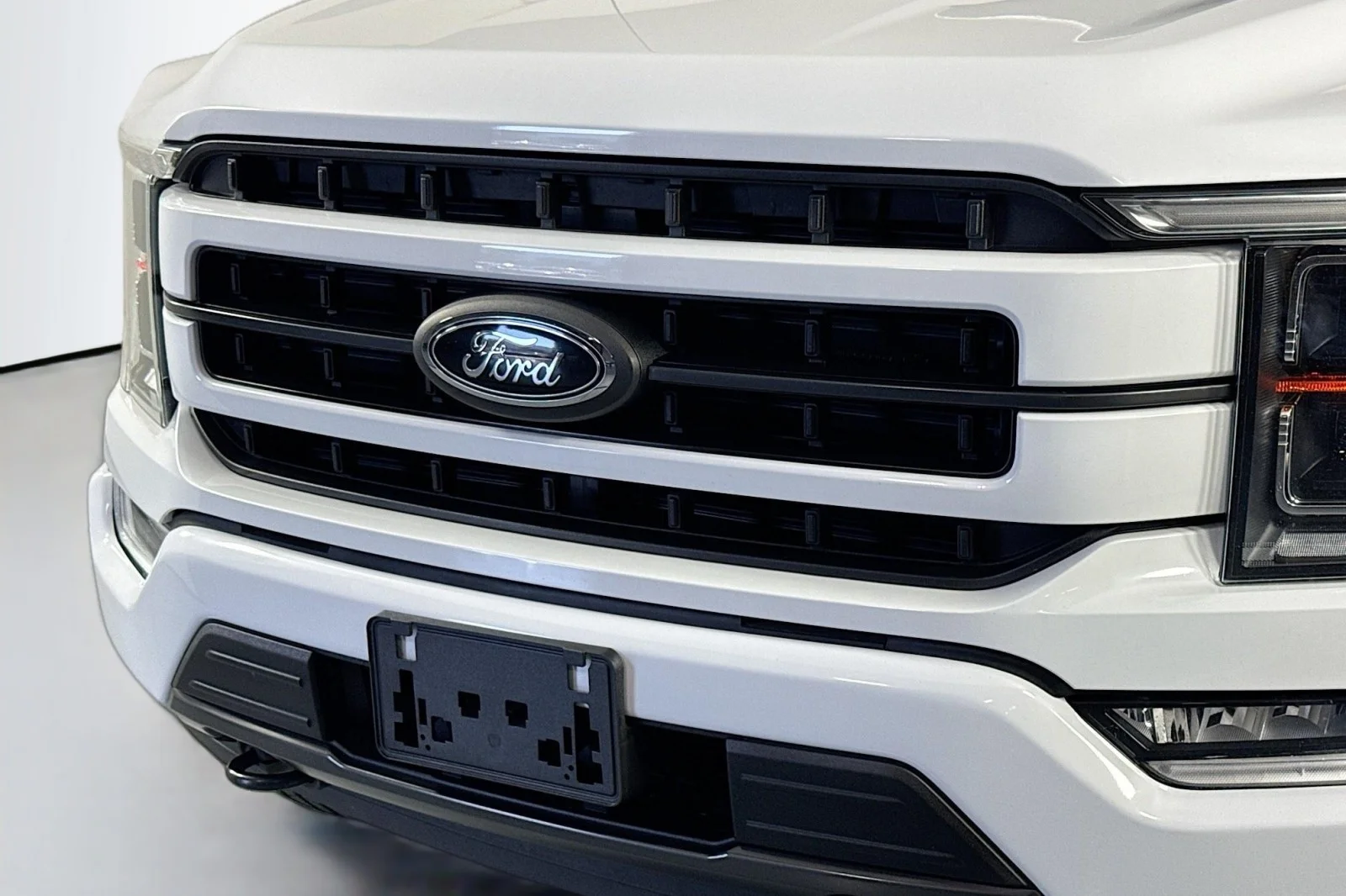 Used 2021 Oxford White Ford LARIAT 4X4 SUPERCREW image 14