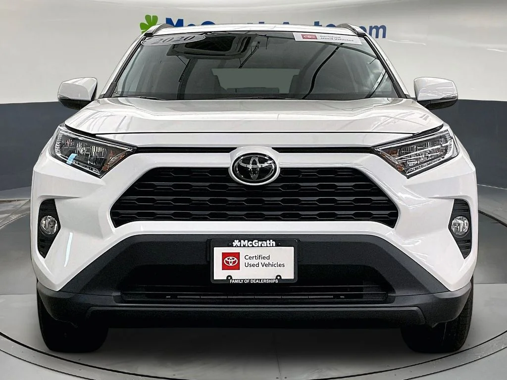Used 2020 White Toyota XLE image 5