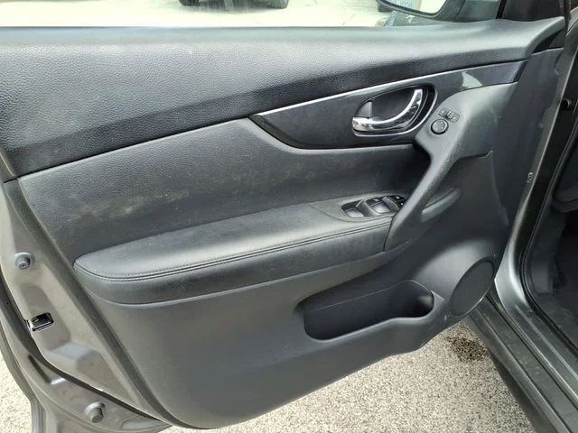 Used 2018 Gray Nissan S image 11