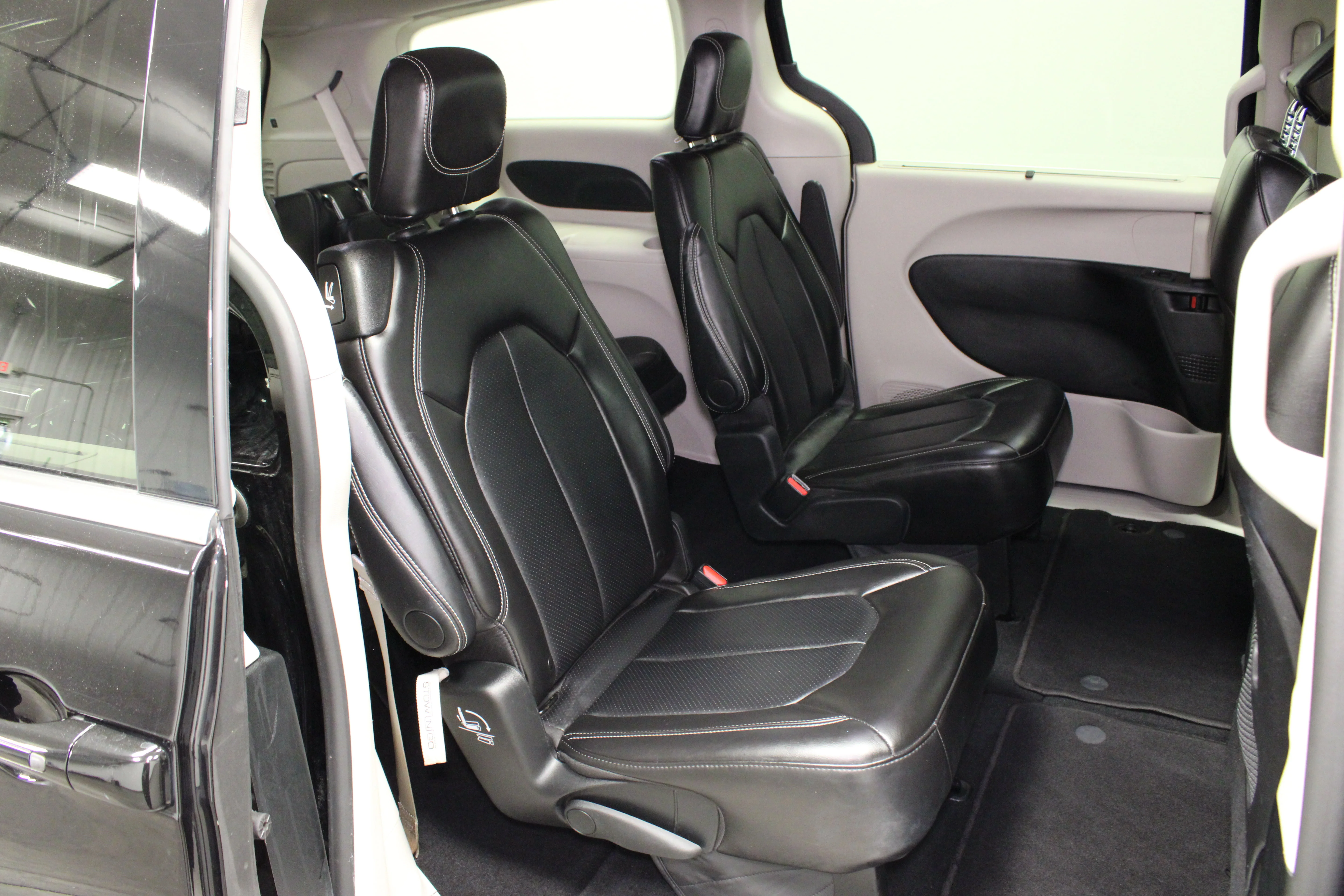 Used 2024 Diamond Black Crystal Pearlcoat Chrysler Touring L image 15