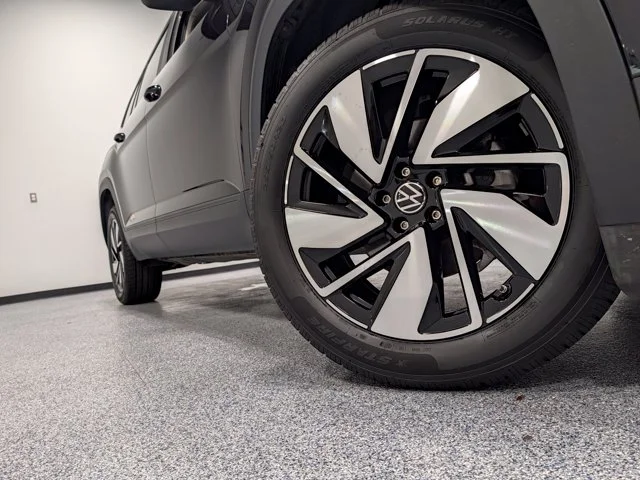 Used 2024  Volkswagen 2.0T SE w/Technology image 2