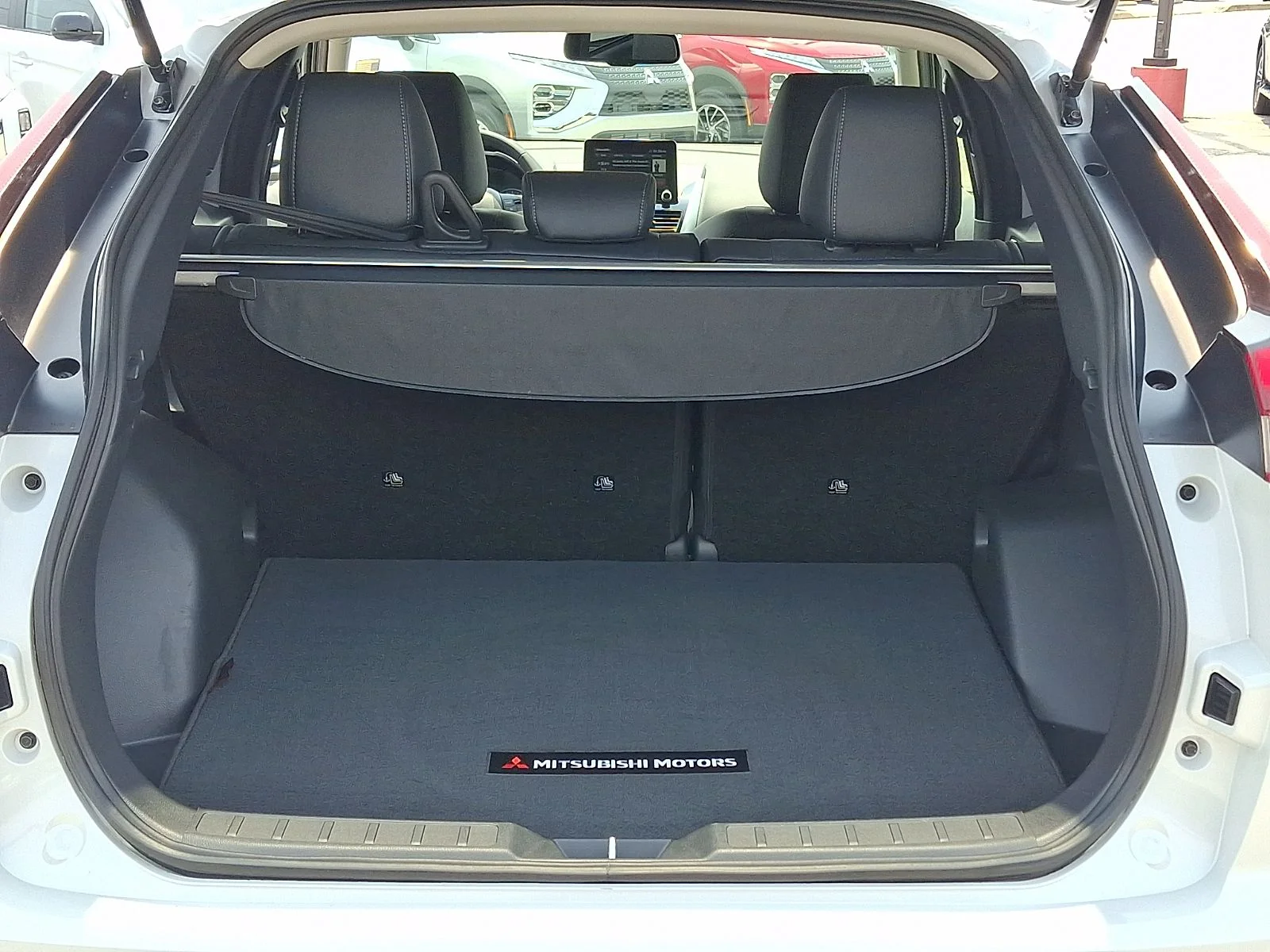 Used 2023 White Mitsubishi SE image 27
