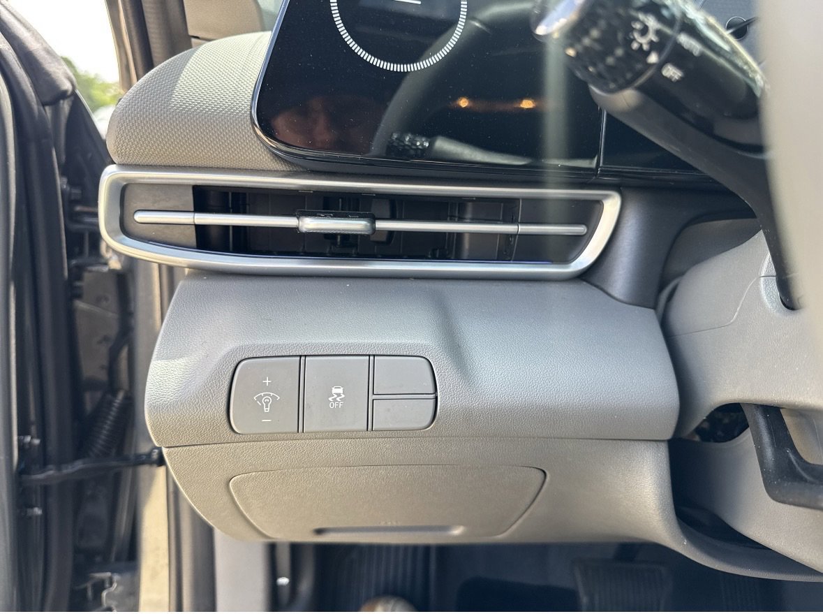 Used 2025 Ecotronic Gray Hyundai SEL Convenience image 17