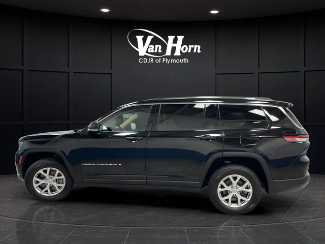 Used 2022 Diamond Black Jeep Limited image 4