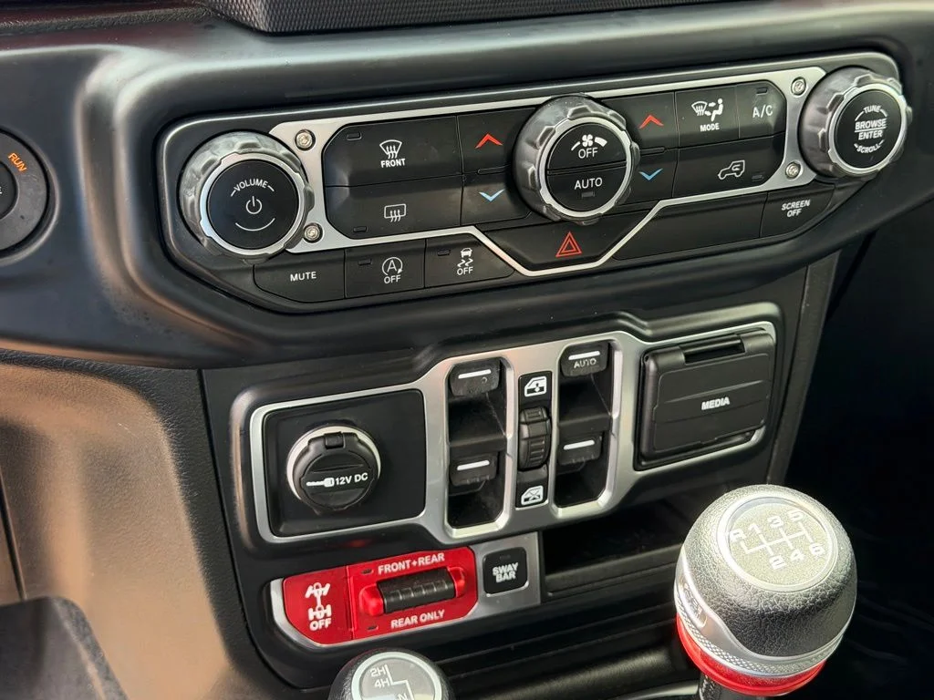 Used 2018 White Jeep Unlimited Rubicon image 11