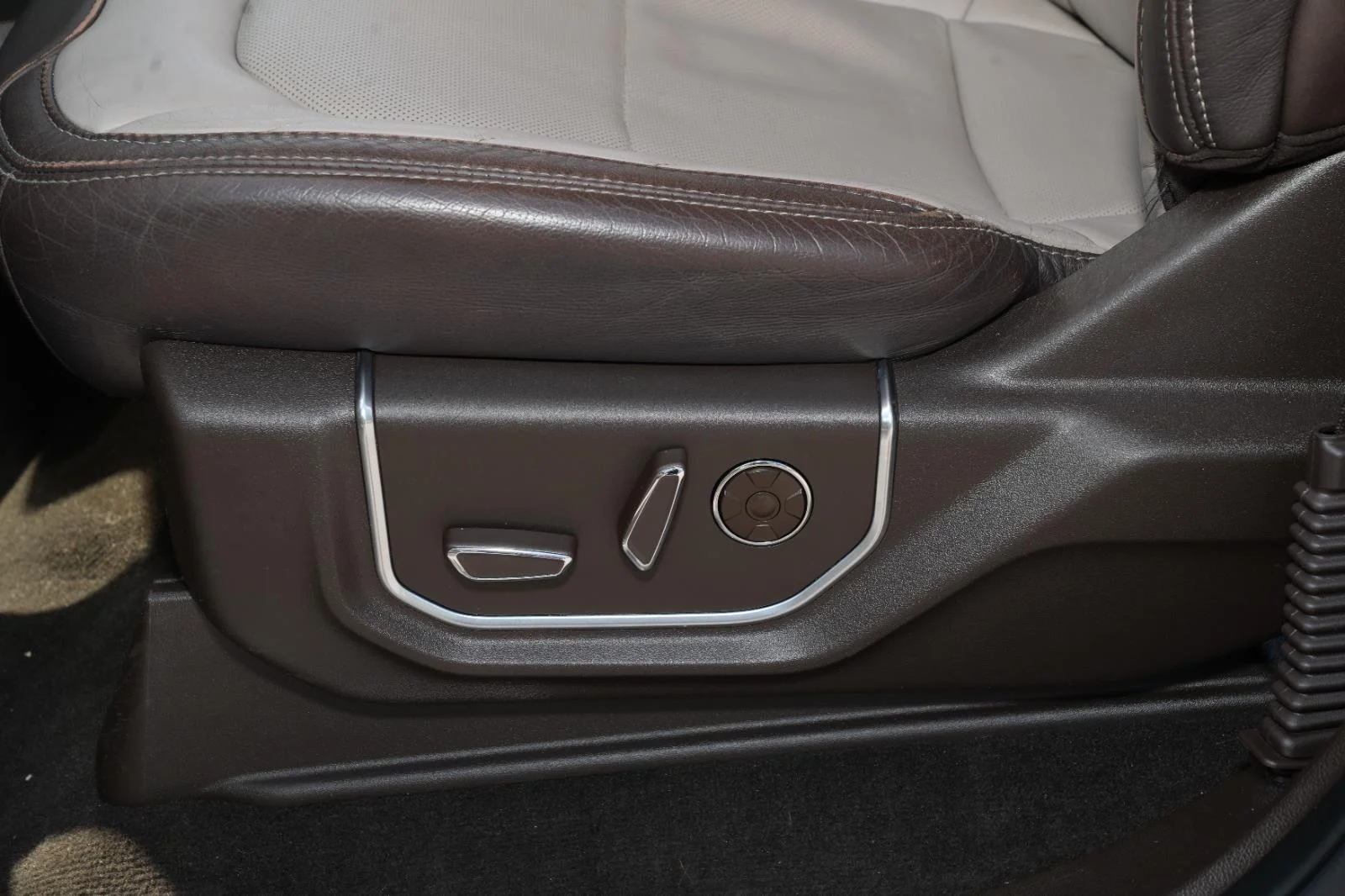 Used 2020 White Ford Limited image 17