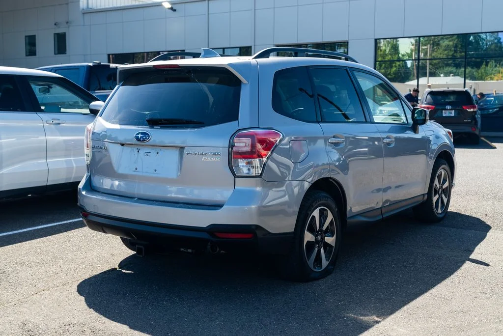 Used 2017 Silver Subaru 2.5i Premium image 6