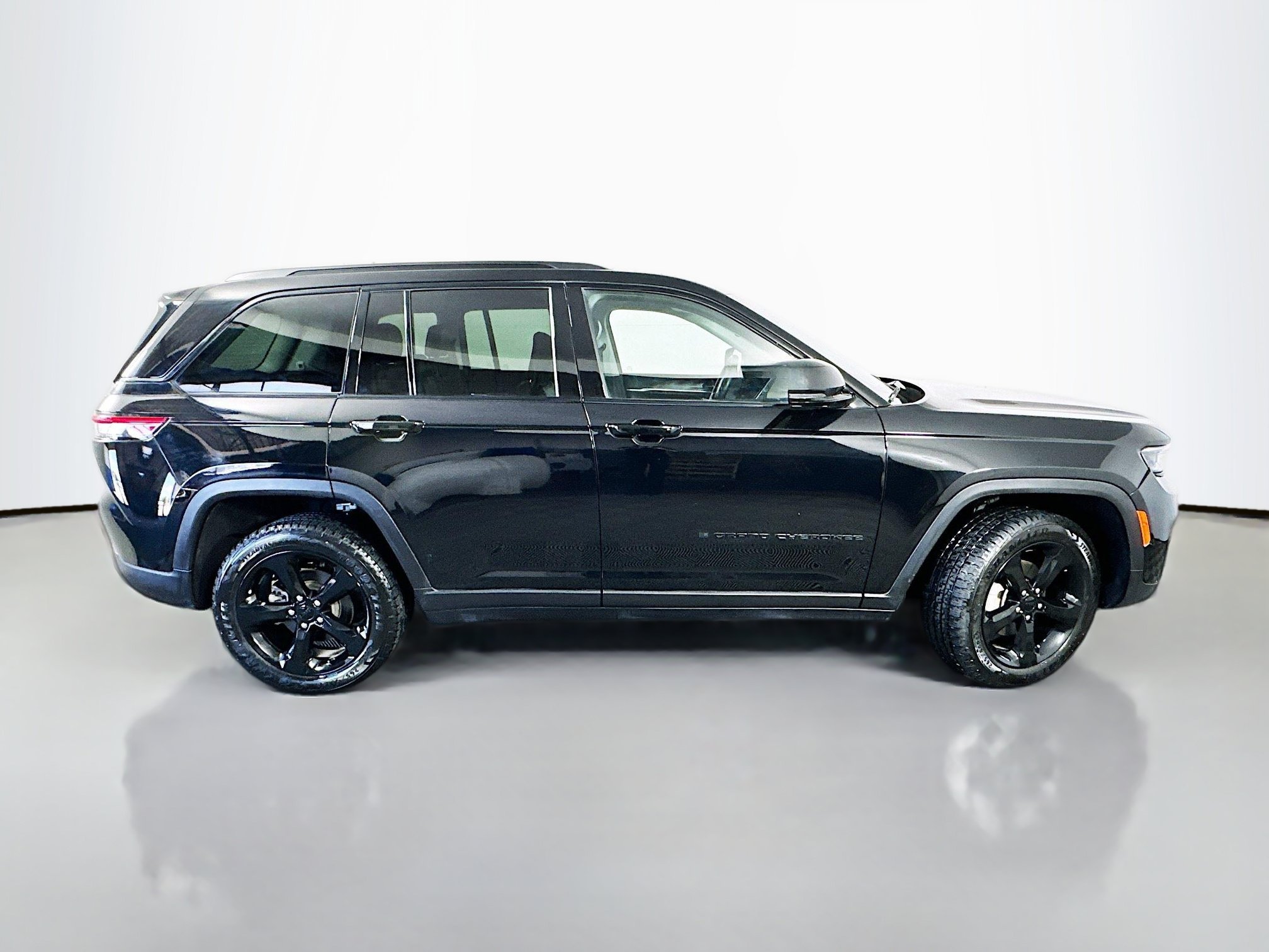 Used 2023 Diamond Black Crystal Pearlcoat Jeep Limited image 9