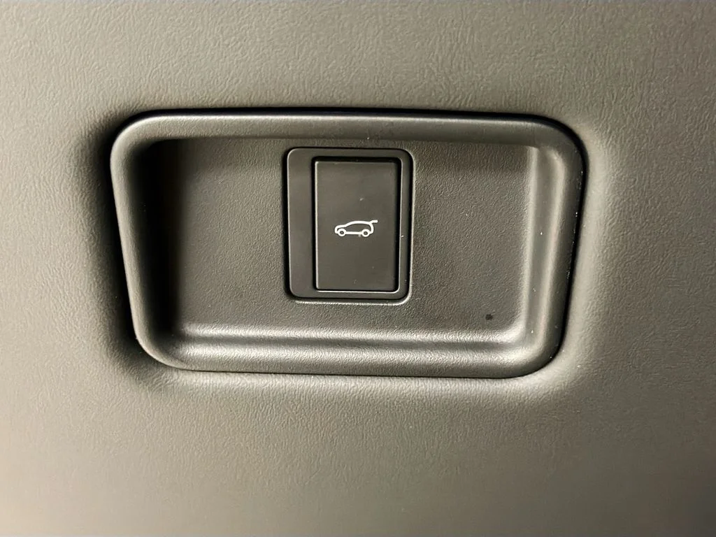 Used 2024 Blue Land Rover SE image 11