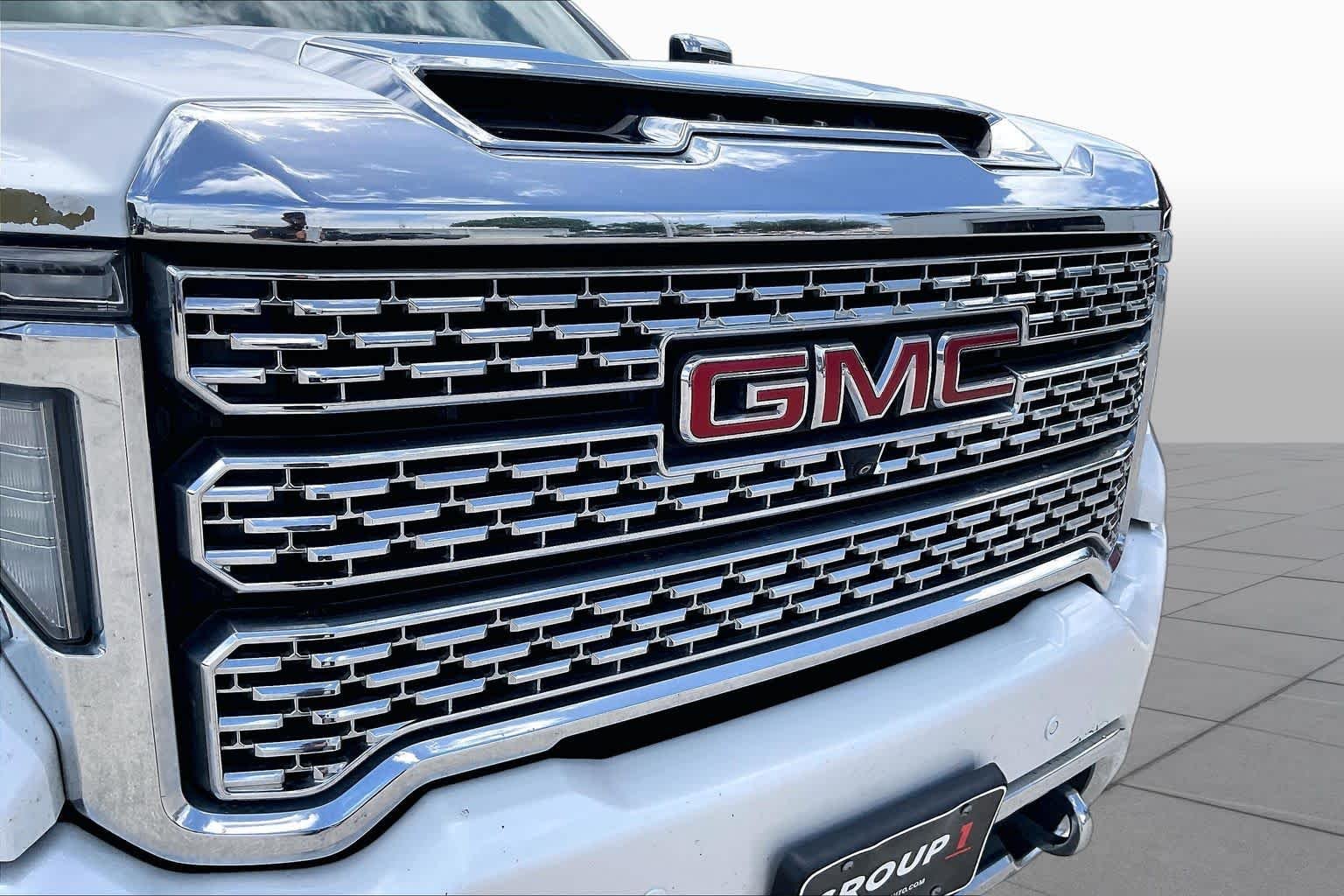 Used 2022 White Frost Tricoat GMC Denali image 29