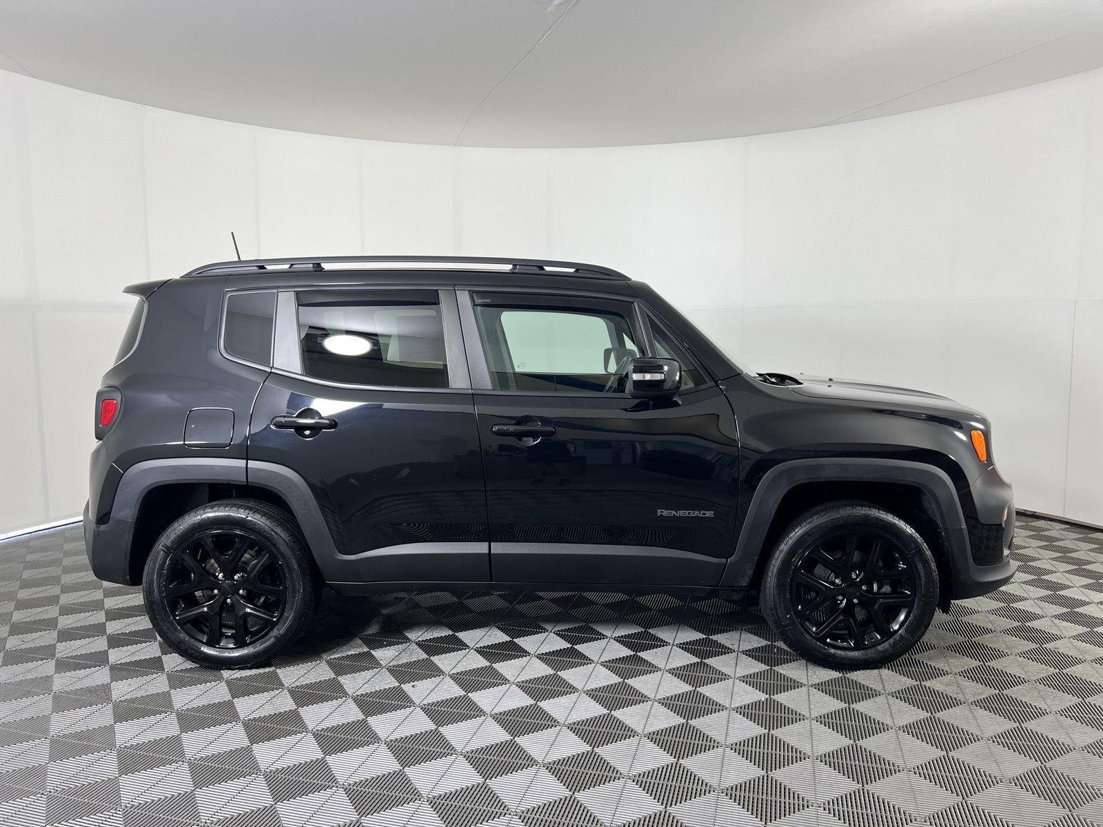 Used 2022 Black Clearcoat Jeep Altitude image 2