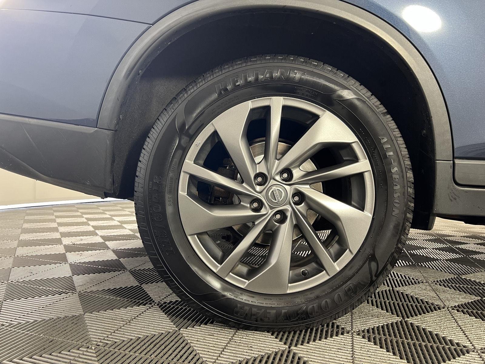 Used 2016 Arctic Blue Metallic Nissan SL image 34