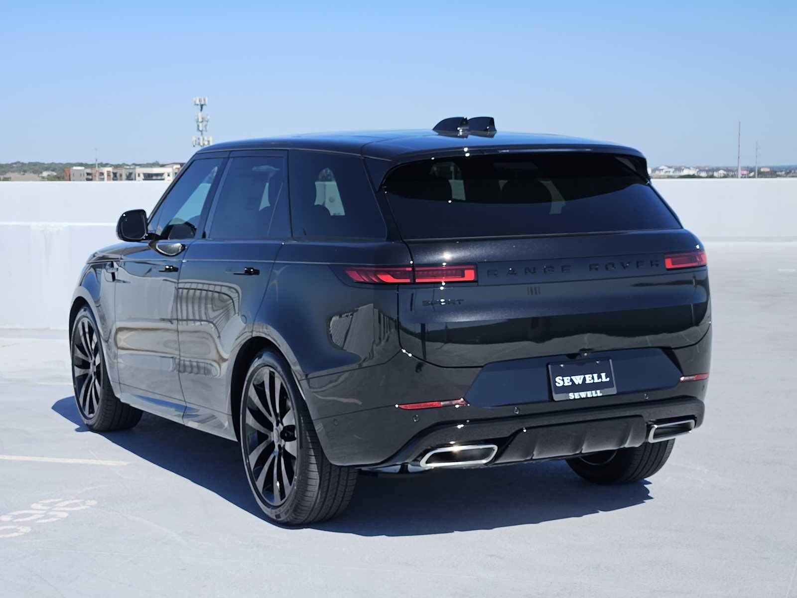 New 2027 Santorini Black LAND ROVER Dynamic SE P400 image 5