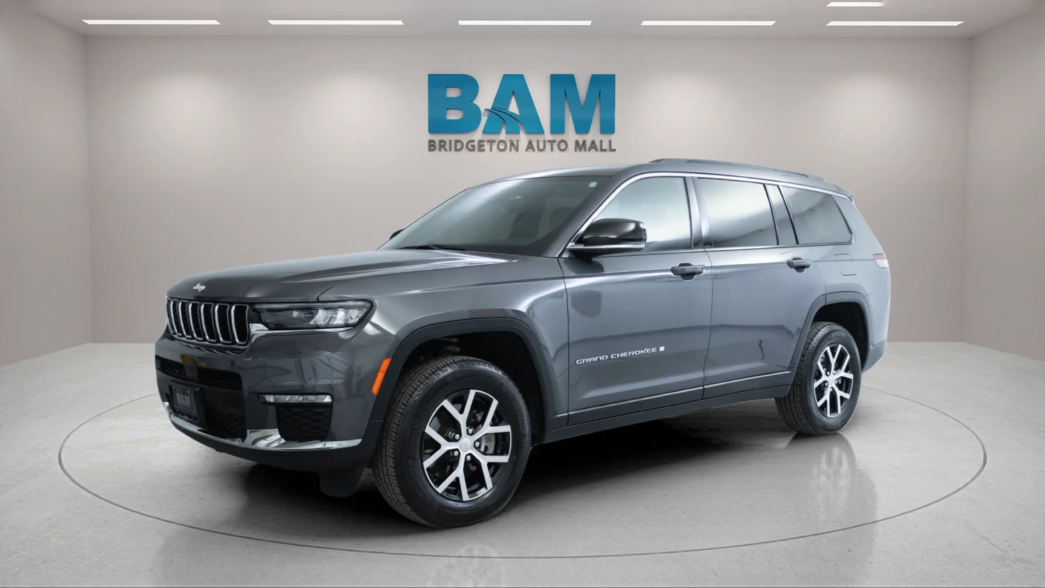 Used 2024 Gray Jeep Limited 4x4 image 3