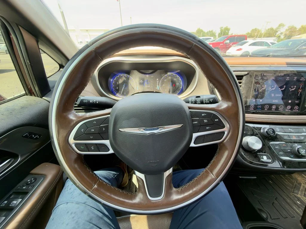 Used 2020 Red Chrysler Limited image 9