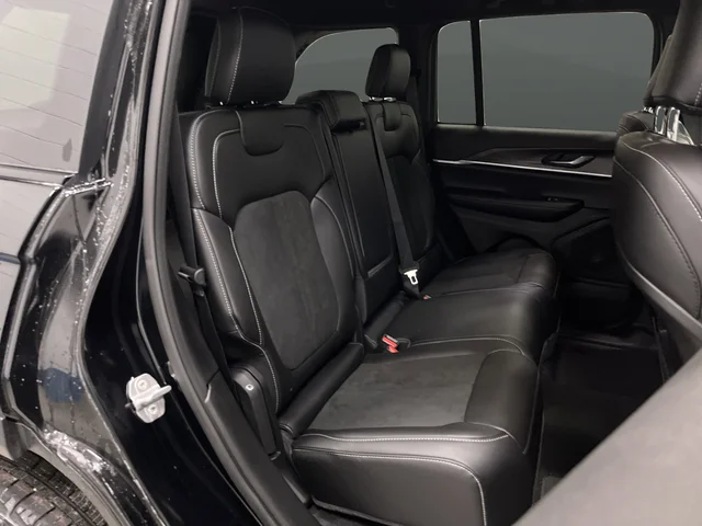 New 2026 Diamond Black Crystal Pearl-Coat Exterior Paint Jeep Altitude image 31