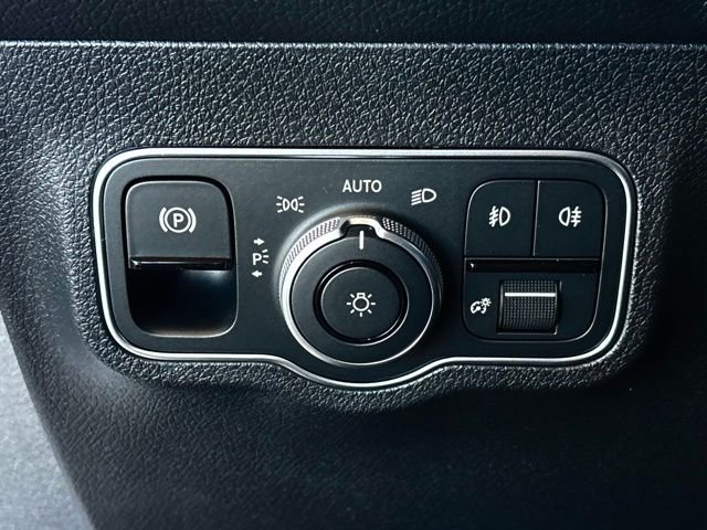New 2026 Polar White Mercedes-Benz GLB 250 image 22